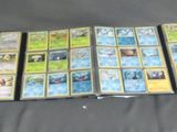 plein de cartes à collectionner Pokémon sur le canapé