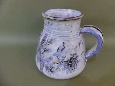 THIRY, carafe en céramique blanche à décor d'un oiseau et d'…