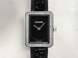 Montre Chanel avec bracelet en cuir noir et lunette sertie de diamants