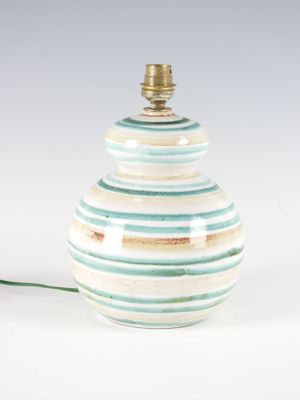 une lampe rayée de blanc et de bleu, avec un cordon vert