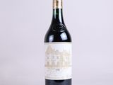 une bouteille de vin posée sur une table