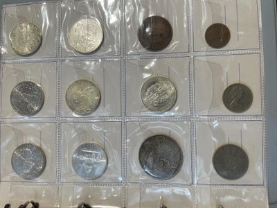 tout un tas de pièces exposées dans une vitrine