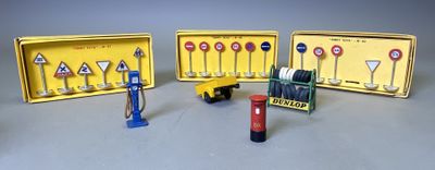quatre types différents de panneaux de signalisation routière dans un étui jaune