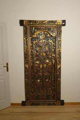 une porte située dans un coin d'une pièce au sol en parquet