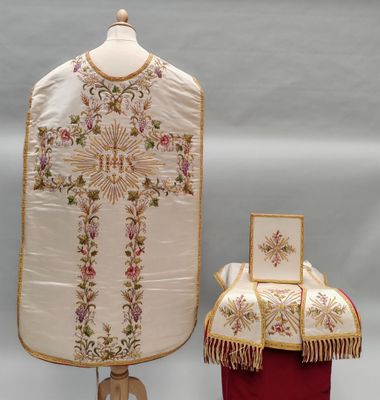deux morceaux de tissu posés sur un support orné d'une croix