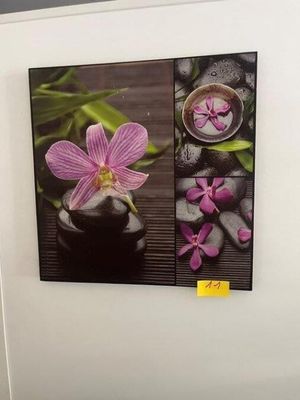 une photo d'une photo d'une fleur accrochée au mur