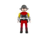 un gros plan sur une figurine représentant un homme portant un casque