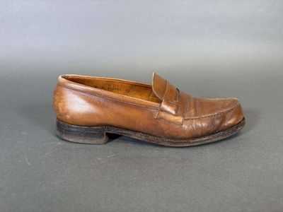 JM Weston. Paire de mocassins en cuir naturel.