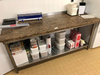 Table en inox avec plateau d'entrejambe, dessus en marbre, l… - Photo 1