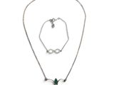 un gros plan d'un collier et d'un bracelet sur fond blanc