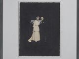 une vieille photo d'une femme en robe blanche tenant une fleur