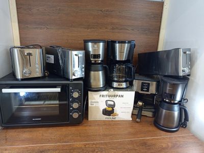 Lot de 9 petits appareils électroménagers comprenant 3 grilles-pain,  