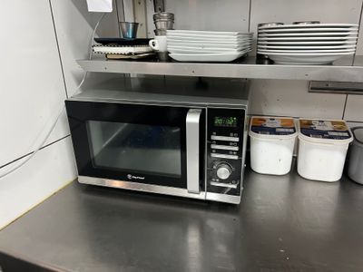 un micro-ondes posé sur le comptoir d'une cuisine