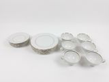 un ensemble d'assiettes et de tasses blanches posées sur une table