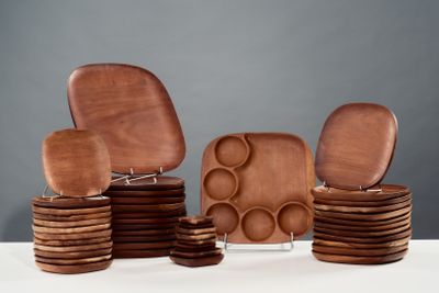 plusieurs morceaux de bois sont empilés les uns sur les autres sur une table