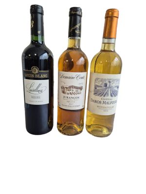 Un lot de trois bouteilles : - Monbazillac 2016 Château Daro…
