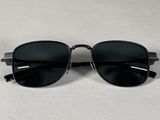 gros plan d'une paire de lunettes de soleil sur une surface blanche