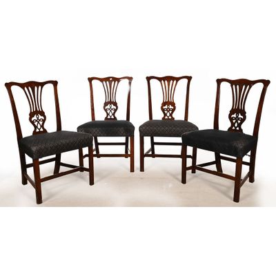 lot de quatre chaises de salle à manger en acajou avec assise rembourrée noire