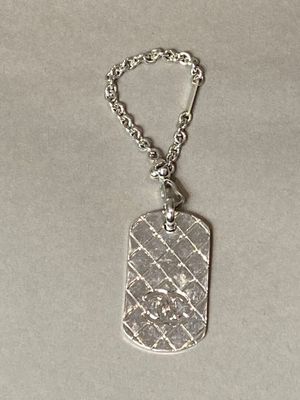 CHANEL circa 2004 Porte-clefs chaîne en métal argenté retena…