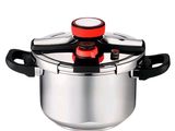 une casserole argentée avec un couvercle rouge sur fond blanc