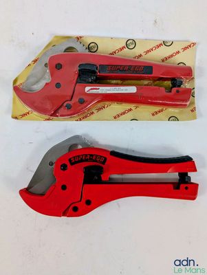 une image représentant une paire de pinces rouges posées sur une feuille de papier
