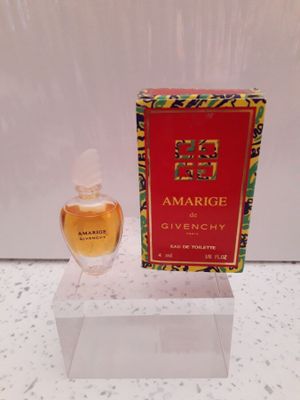 une photo d'un flacon de parfum posé sur un comptoir