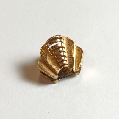 gros plan d'une bague en or sur une surface blanche