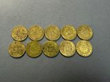 un tas de pièces d'or posé sur une table