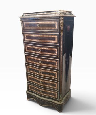 une commode noire et dorée sur fond blanc