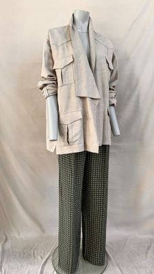 une photo d'un mannequin portant une veste et un pantalon