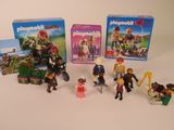 beaucoup de figurines Playmobil posées sur la table
