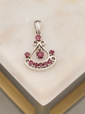 pendentif en argent sterling orné de tourmalines roses sur un fond de marbre blanc
