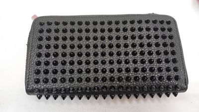 porte-monnaie en cuir noir orné de clous et de rivets