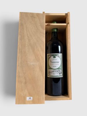 une bouteille de vin dans un coffret en bois sur fond blanc