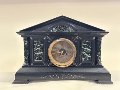 Horloge de cheminée en marbre noir et veiné vert figurant un…