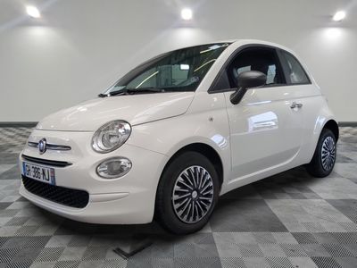 une photo d'une Fiat blanche dans un showroom