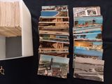 un lot de vieilles cartes postales posées sur une table