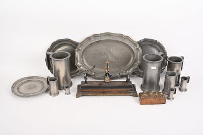 beaucoup d'objets en argent posés sur une table