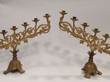 paire de candélabres anciens en laiton avec fleurs et feuilles