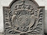 une plaque en pierre surmontée d'une couronne