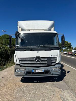 un camion blanc garé sur le bord de la route