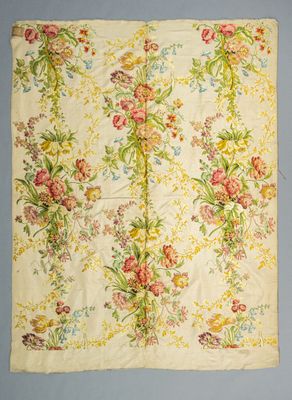 un vieux mouchoir orné de fleurs et de feuilles sur fond bleu