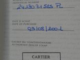 un gros plan d'un ticket de caisse sur la porte d'un réfrigérateur