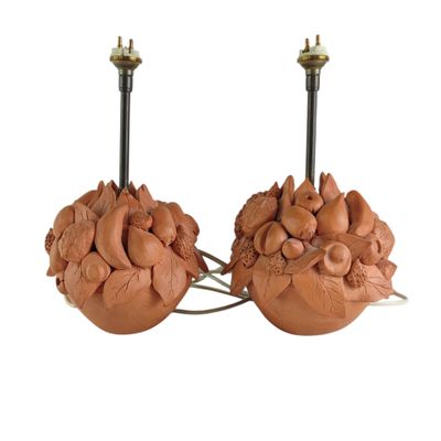 une paire de lampes de table en céramique, ornées chacune de fleurs et de feuilles