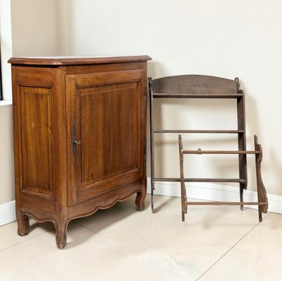 une chaise et une armoire dans un coin de la pièce