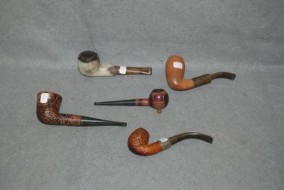 cinq types différents de cendres de pipe sur une surface grise