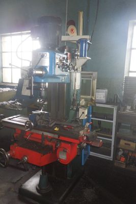 une machine placée au milieu d'une pièce