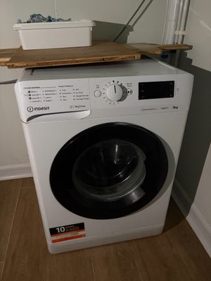un lave-linge et un sèche-linge dans le coin d'une pièce