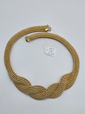 un collier plaqué or composé de trois anneaux et d'un fermoir