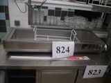 un plan de travail en acier inoxydable sur lequel sont posés plusieurs verres